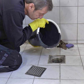 Haiseva lattiakaivo: Kaada vettä kaivoon Haiseva lattiakaivo: Kaada vettä kaivoon